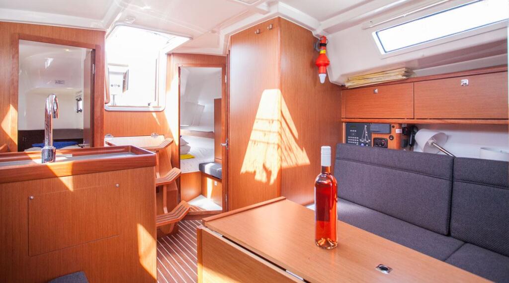 Sailing yacht 