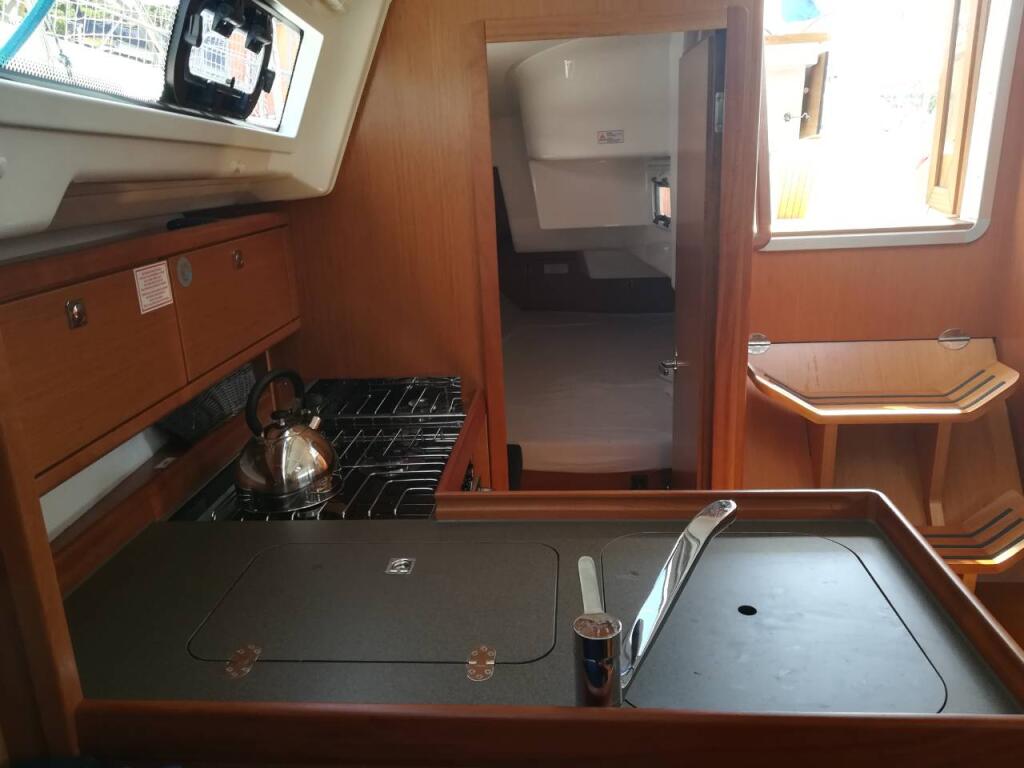 Sailing yacht 