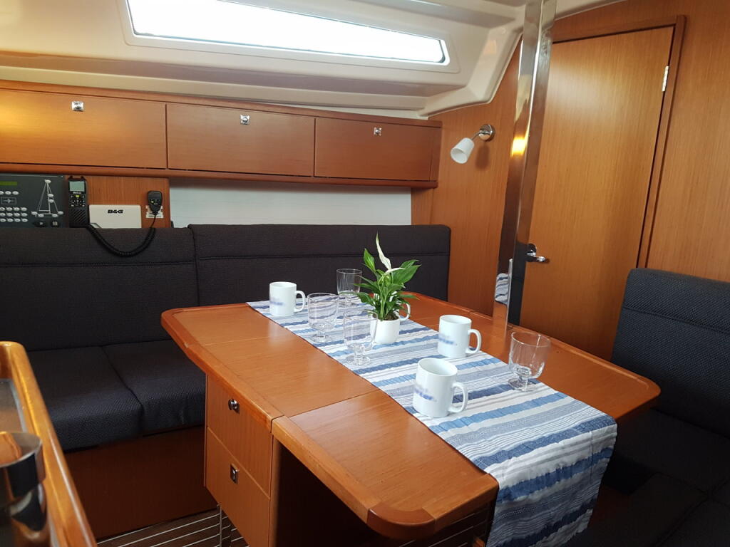 Sailing yacht 