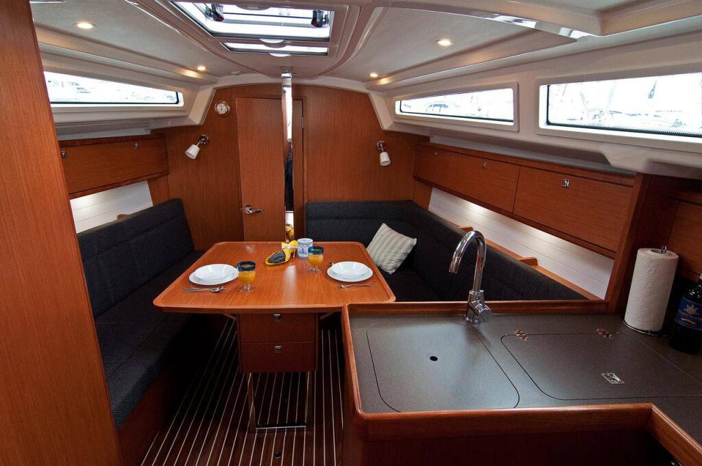 Sailing yacht 