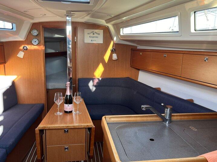 Sailing yacht 