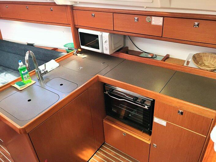 Sailing yacht 
