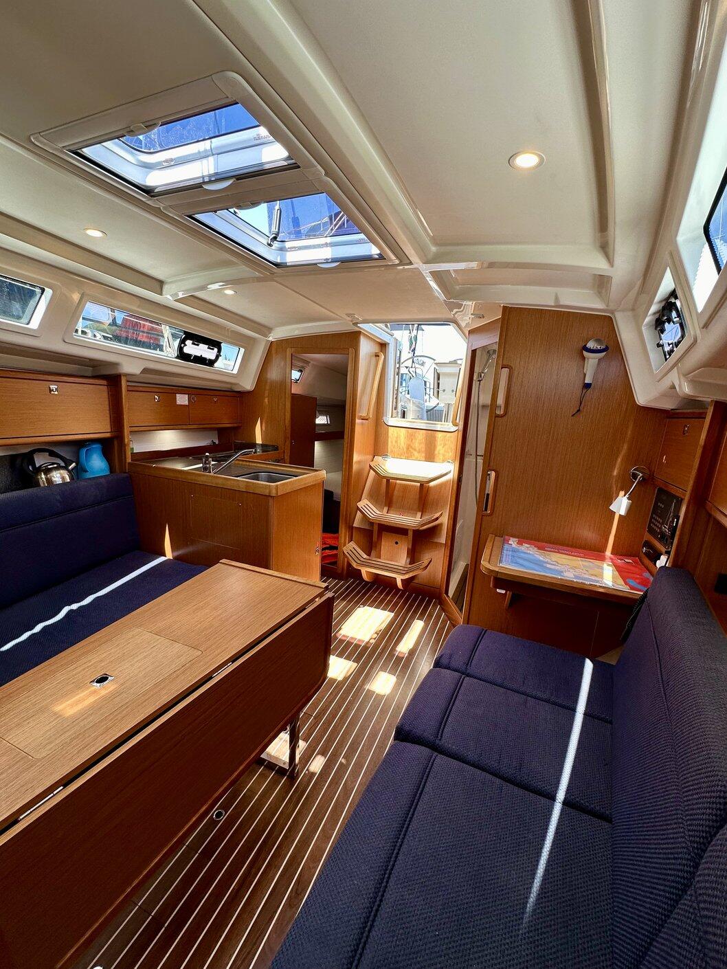 Sailing yacht 