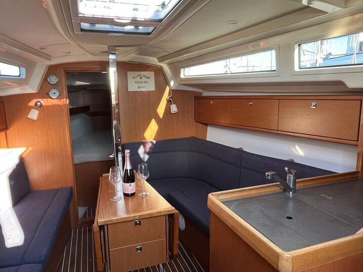 Sailing yacht 