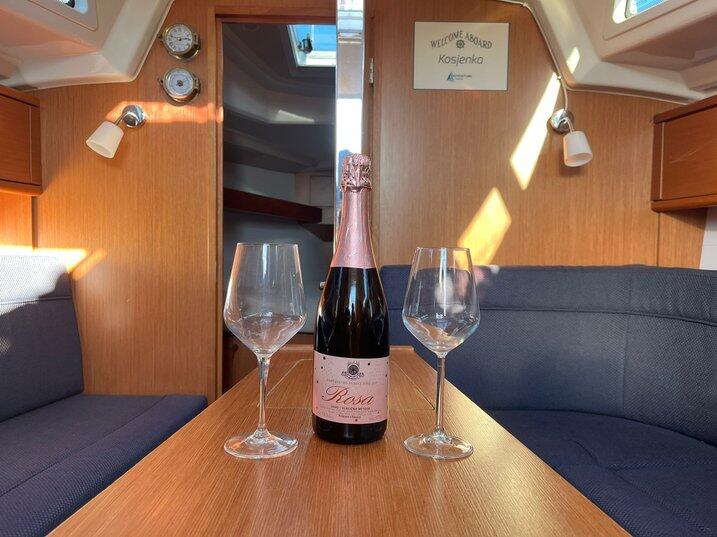 Sailing yacht 