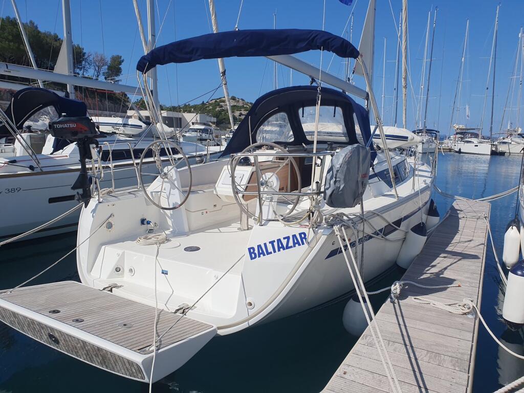 Sailing yacht 