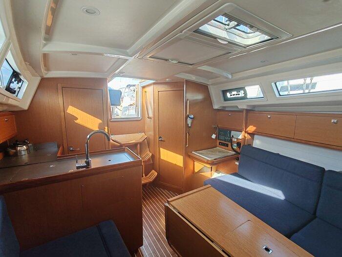 Sailing yacht 