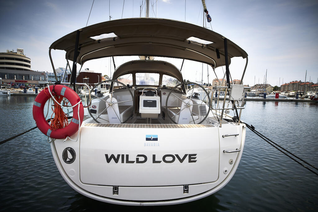Sailing yacht 