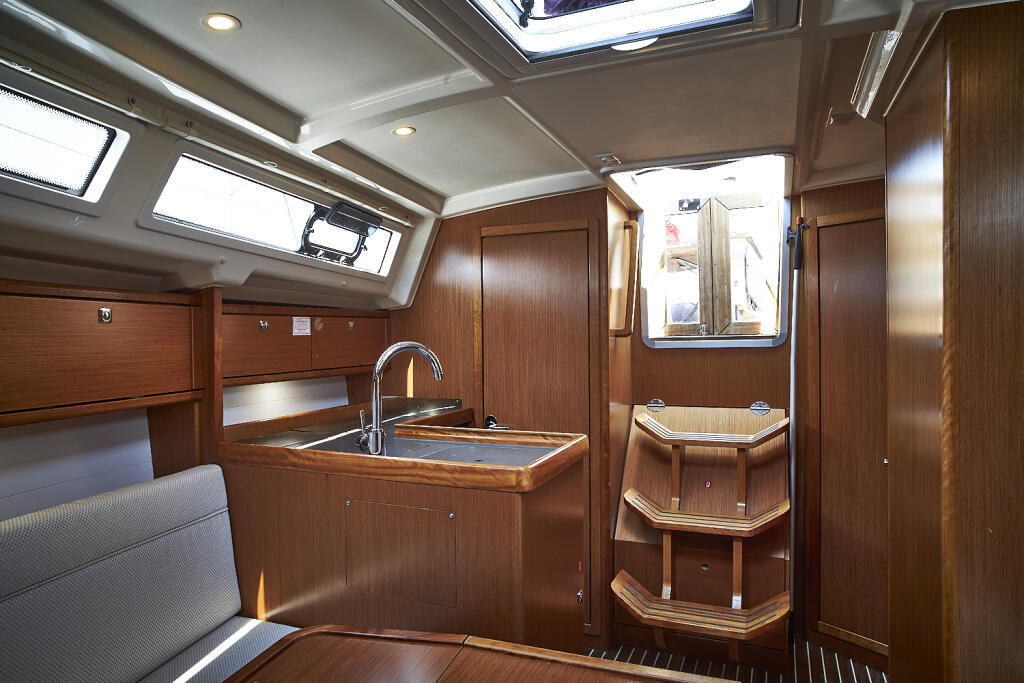 Sailing yacht 