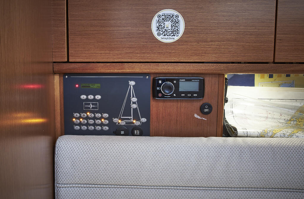 Sailing yacht 