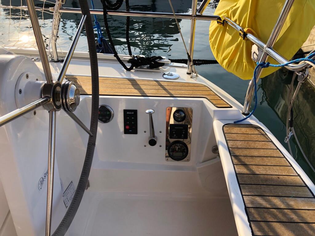Sailing yacht 
