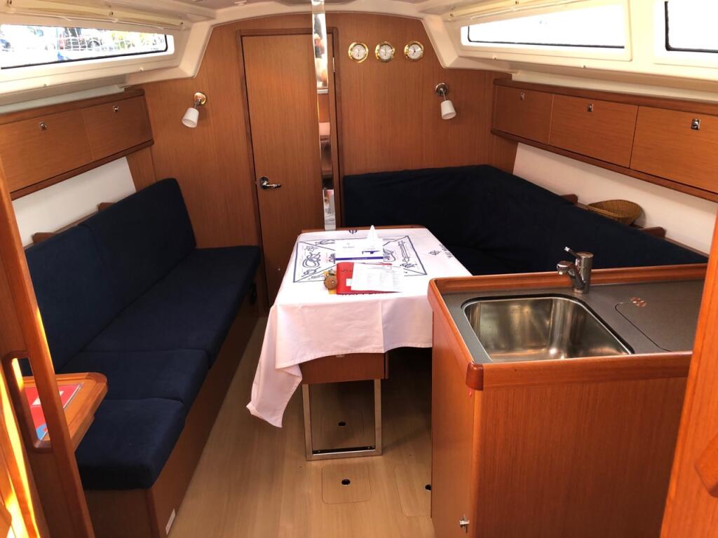 Sailing yacht 