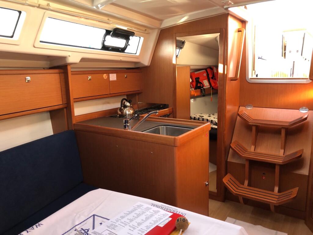 Sailing yacht 