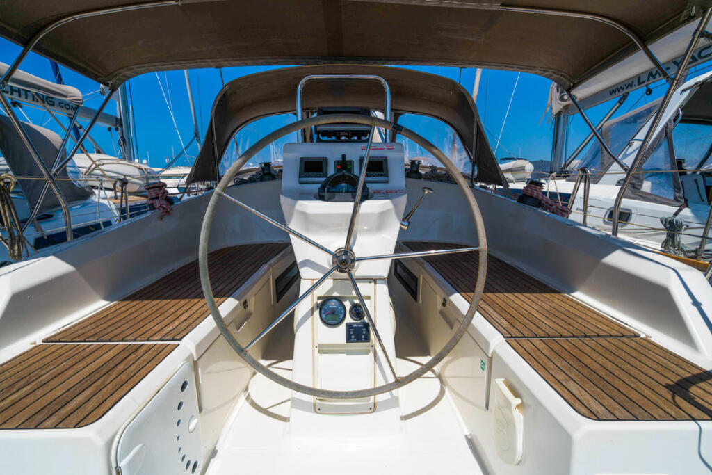 Sailing yacht 