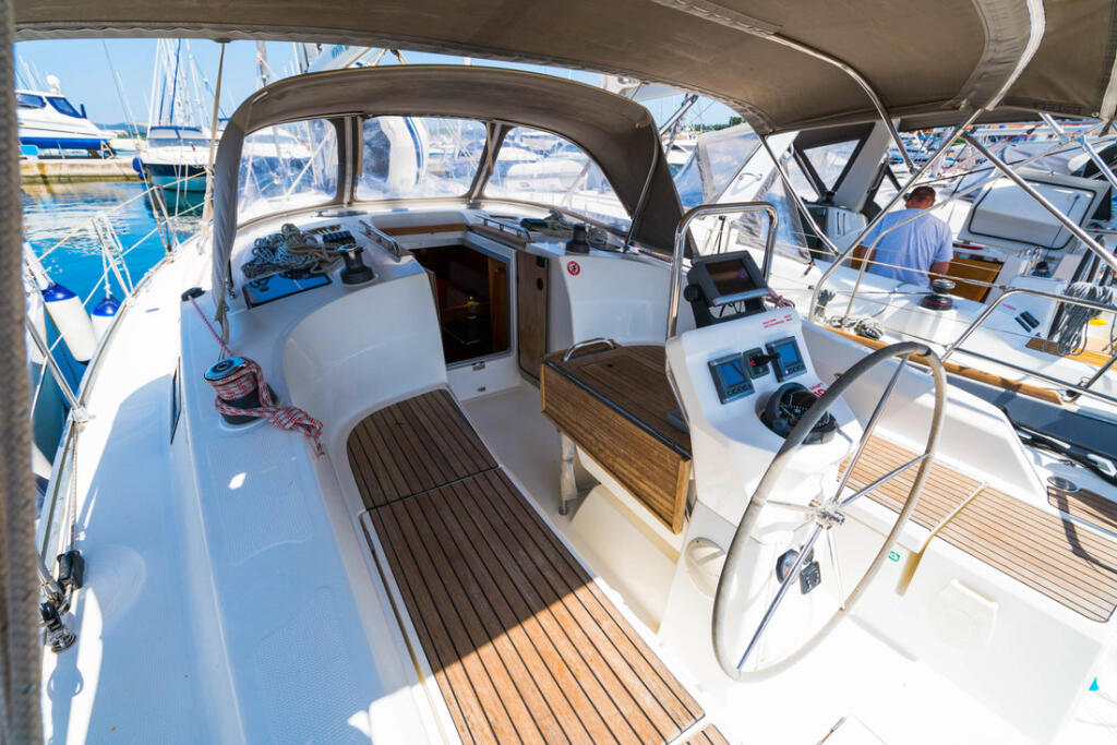 Sailing yacht 