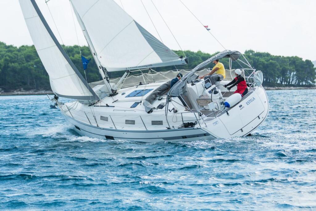 Sailing yacht 