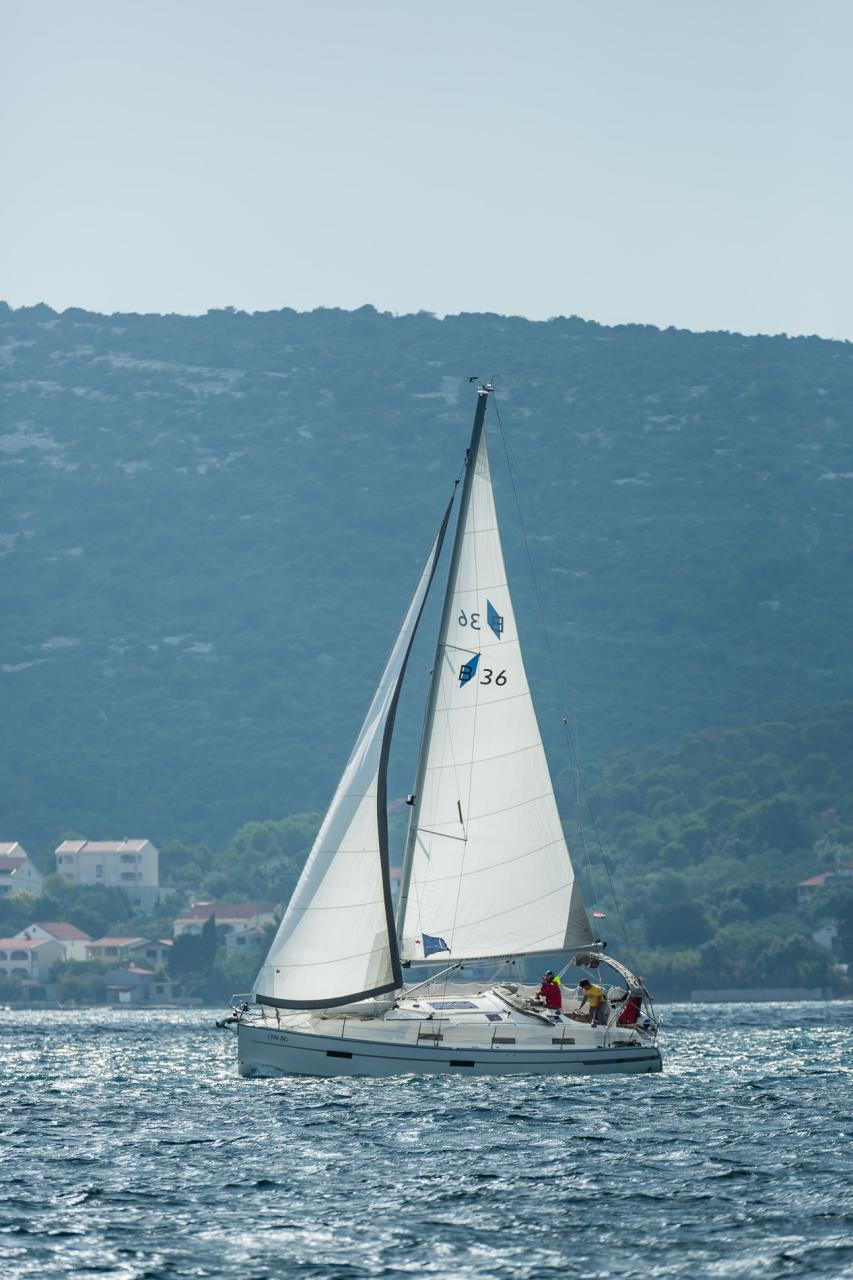 Sailing yacht 