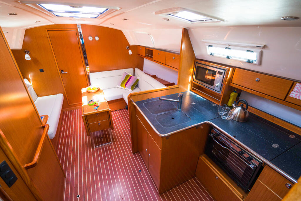 Sailing yacht 