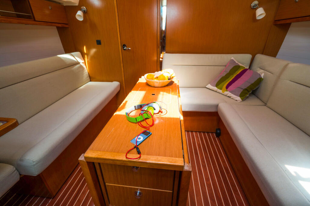 Sailing yacht 