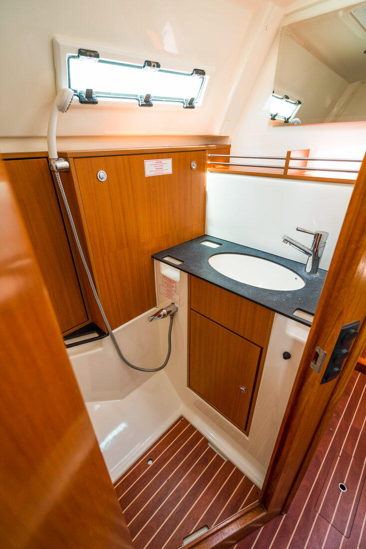 Sailing yacht 
