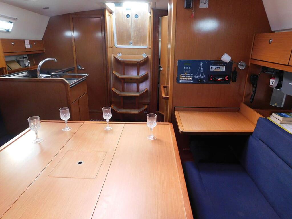 Sailing yacht 