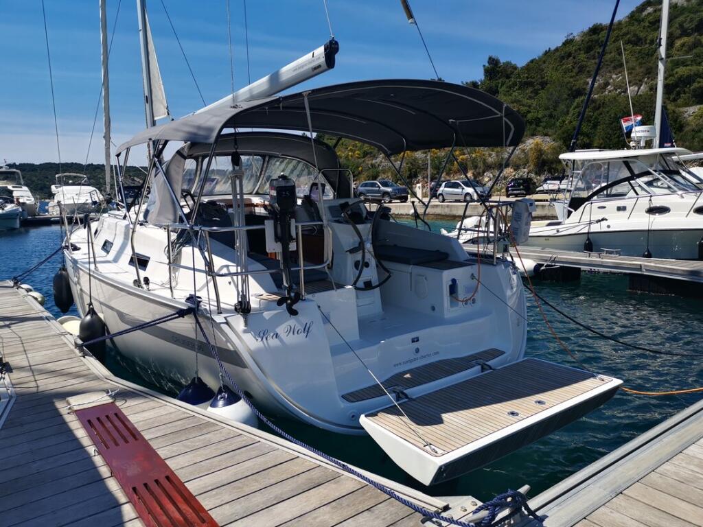 Sailing yacht 