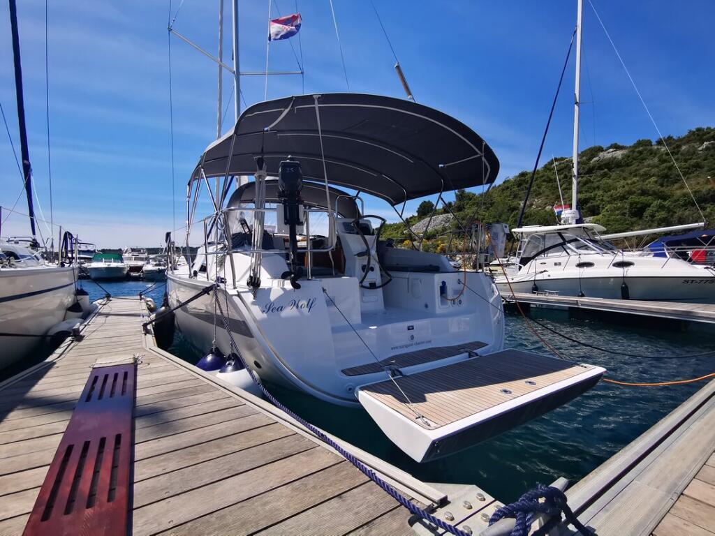 Sailing yacht 