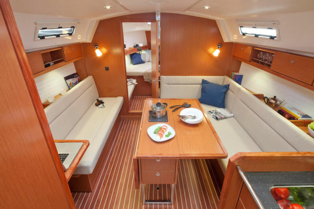 Sailing yacht 