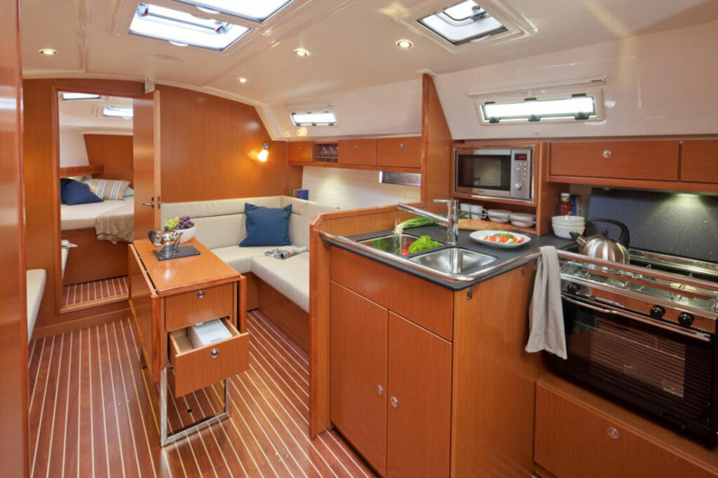 Sailing yacht 