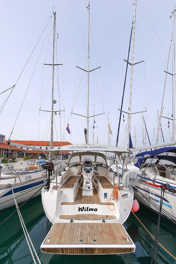 Sailing yacht 