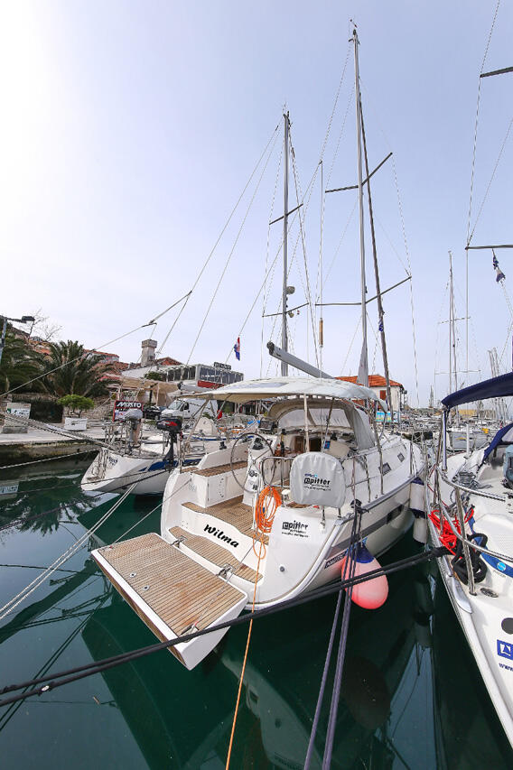 Sailing yacht 