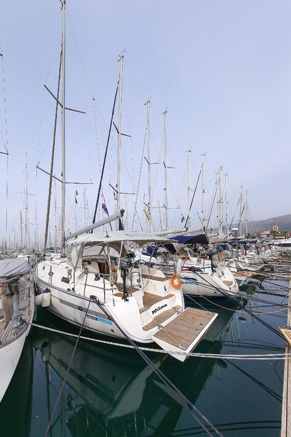 Sailing yacht 