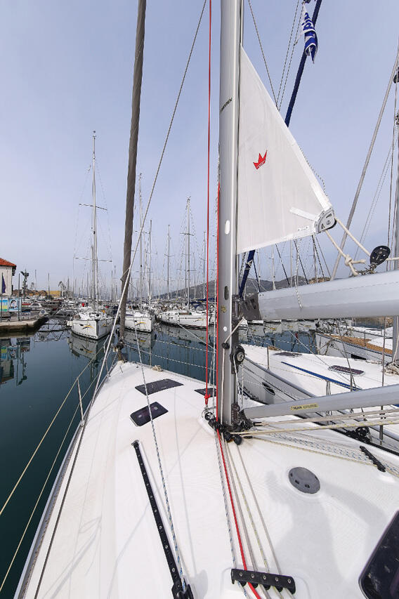 Sailing yacht 