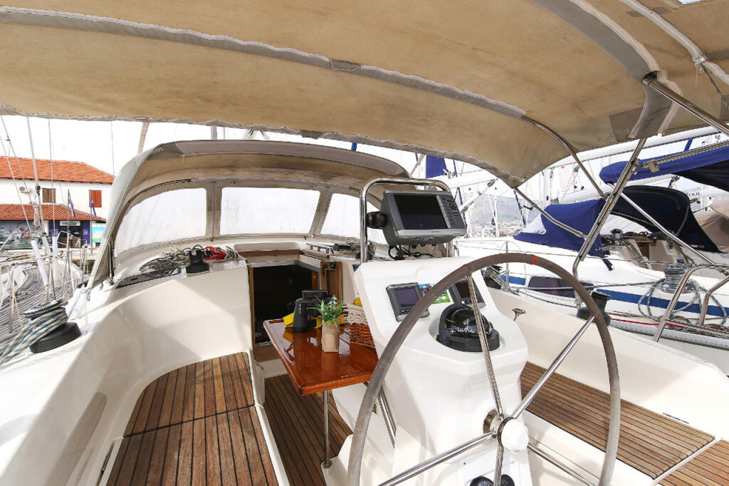 Sailing yacht 