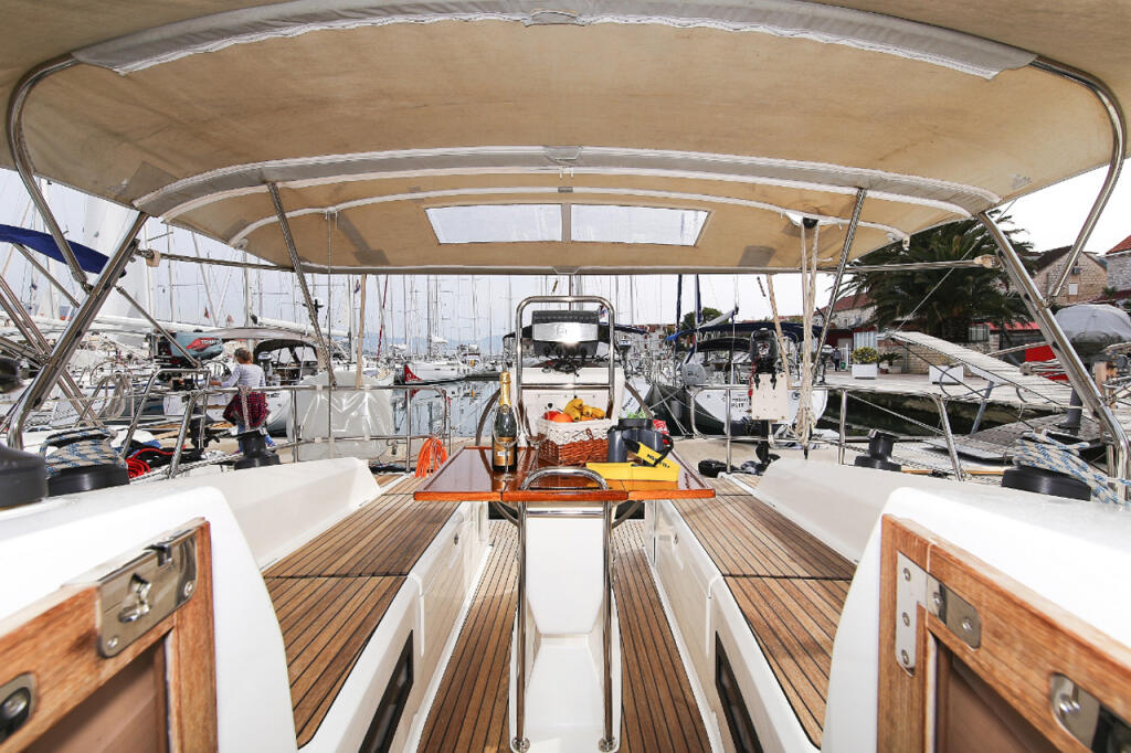 Sailing yacht 