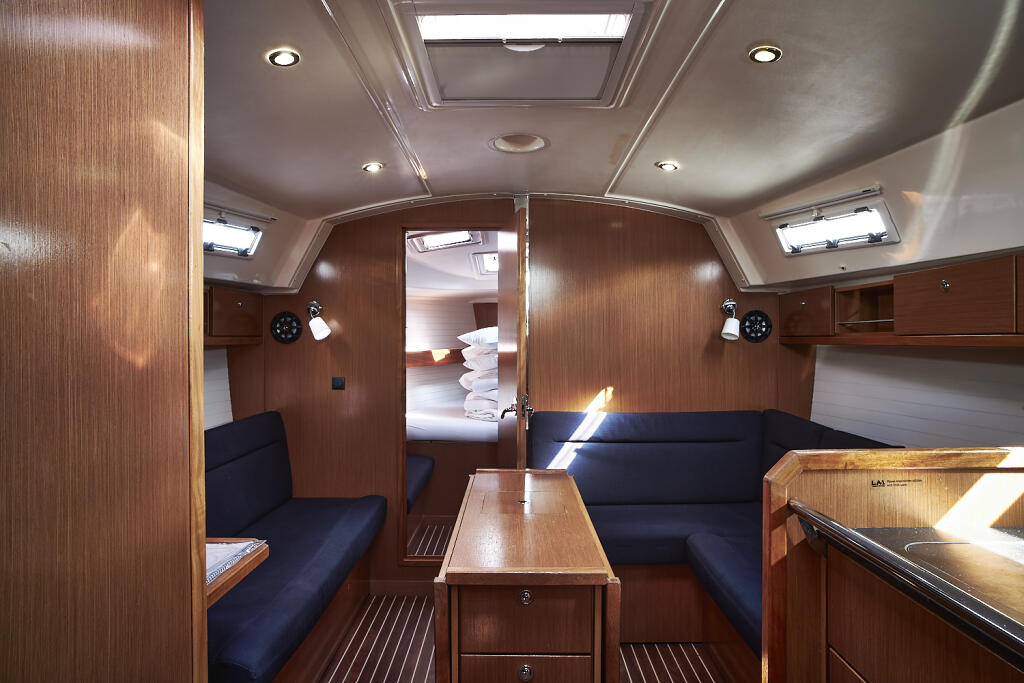 Sailing yacht 
