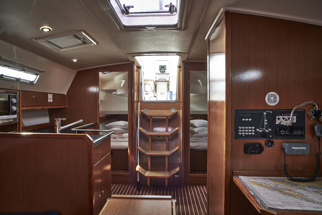 Sailing yacht 