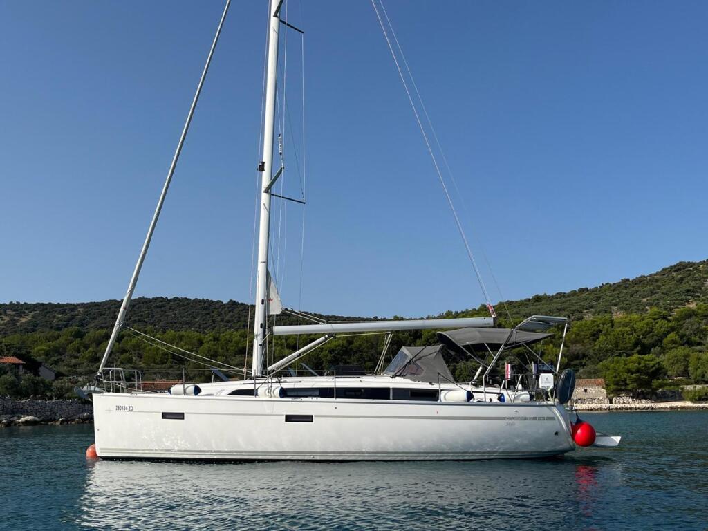 Sailing yacht 