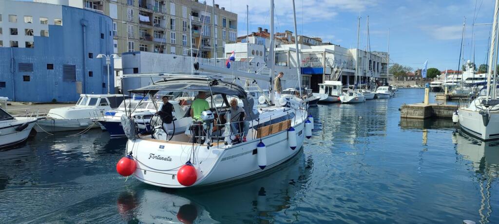Sailing yacht 