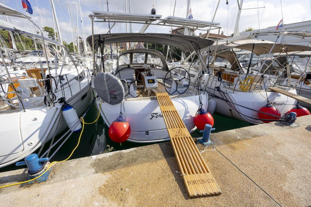 Sailing yacht 