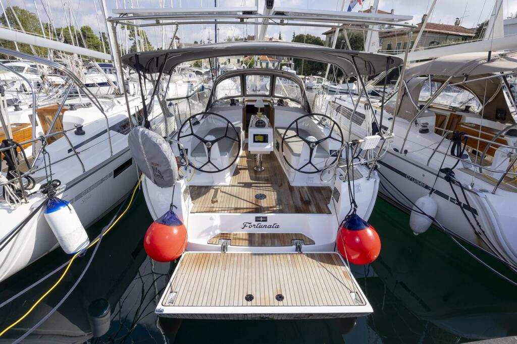 Sailing yacht 