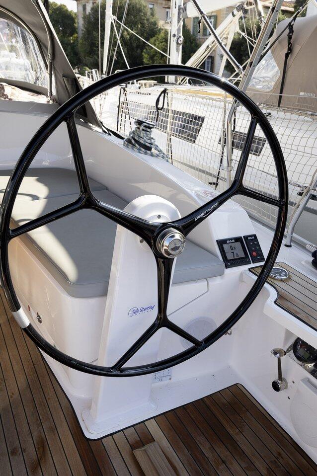 Sailing yacht 