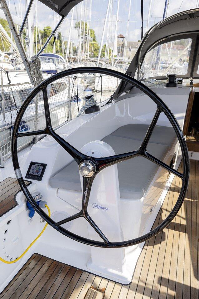 Sailing yacht 