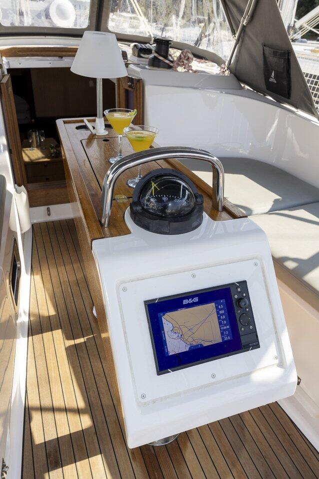 Sailing yacht 