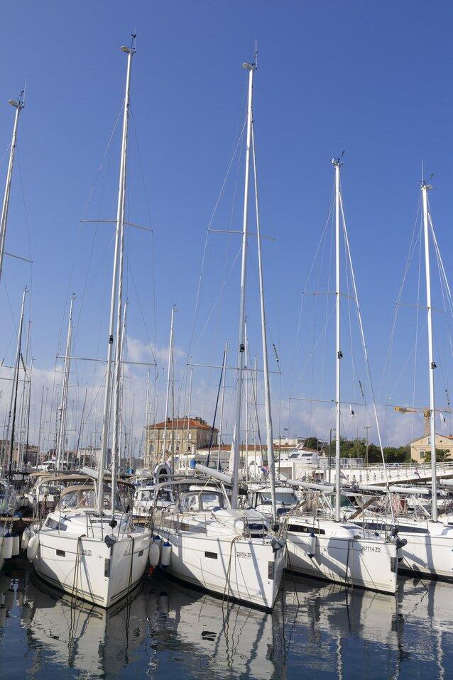 Sailing yacht 