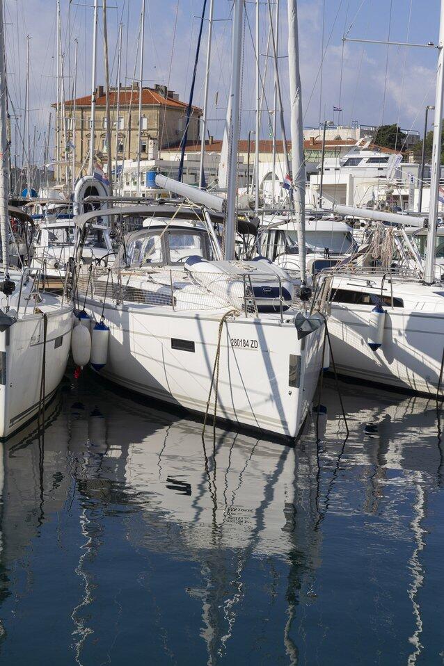 Sailing yacht 