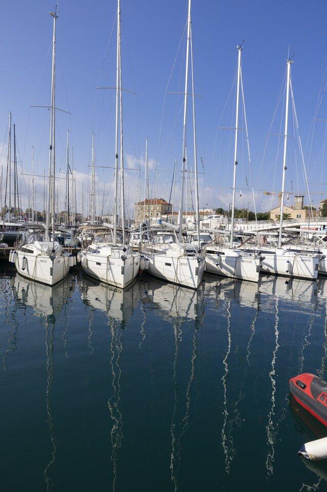 Sailing yacht 