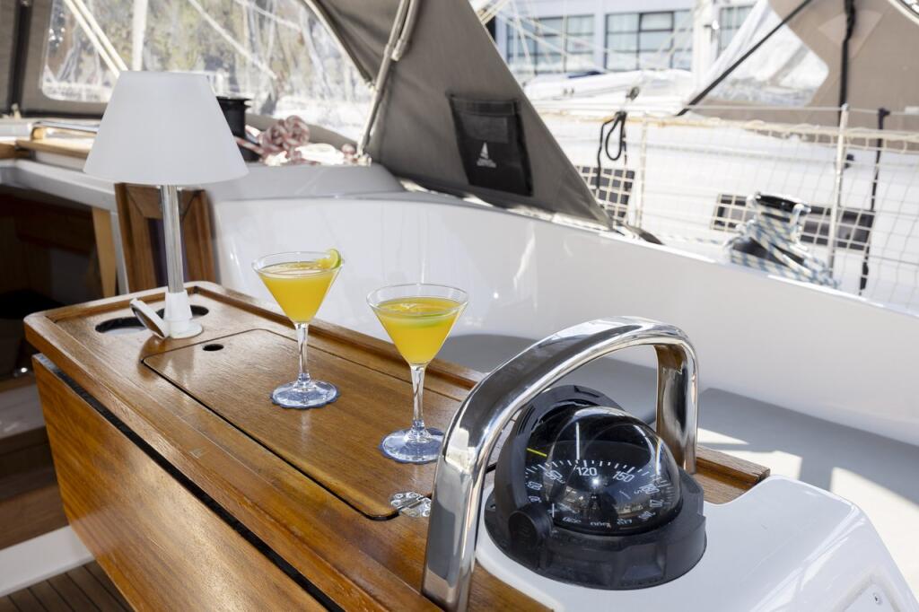Sailing yacht 