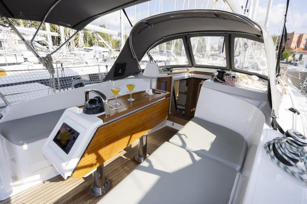 Sailing yacht 
