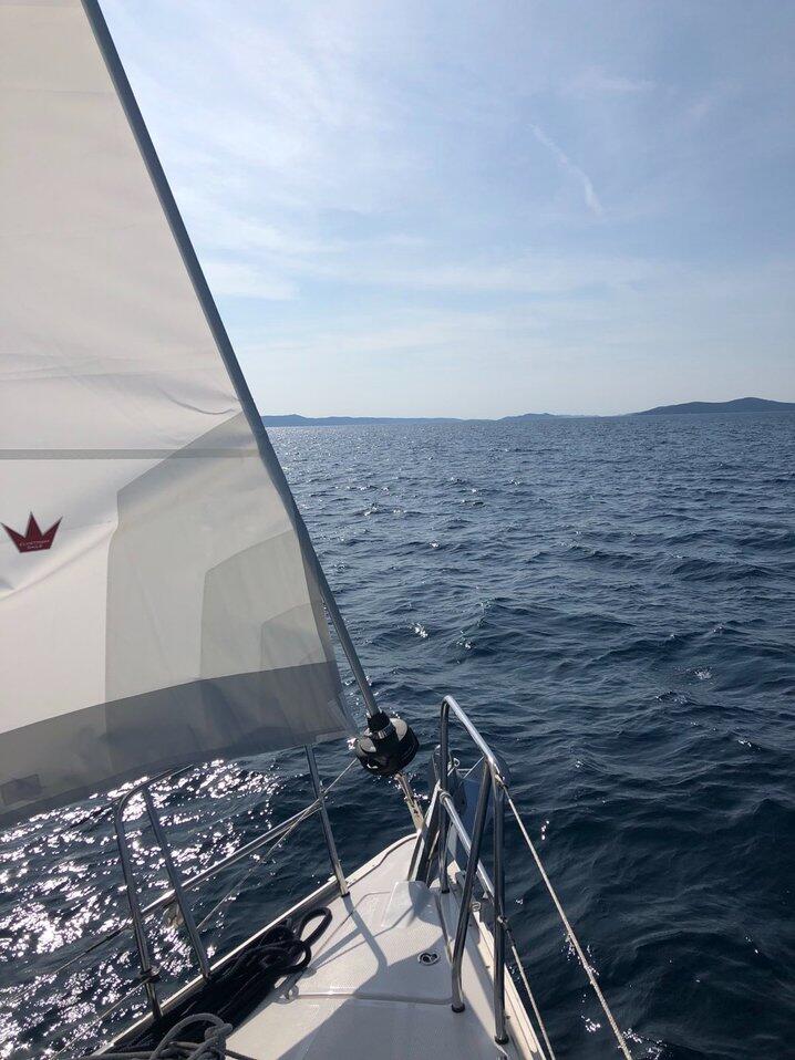 Sailing yacht 